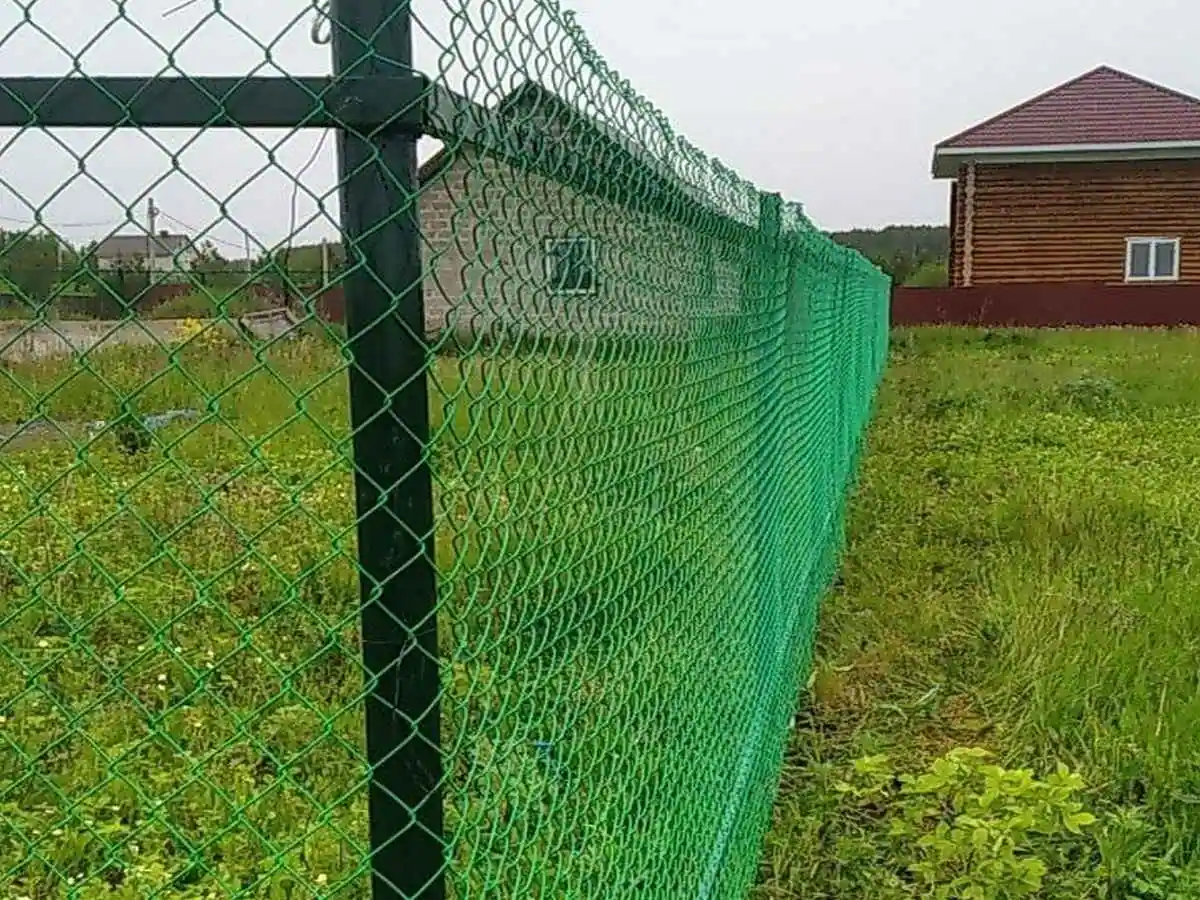 Забор из сетки рабицы на профильном каркасе 69 метров