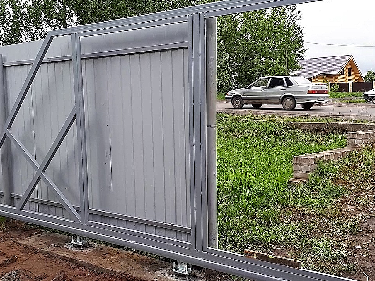 Ворота откатные автоматические из профнастила серые