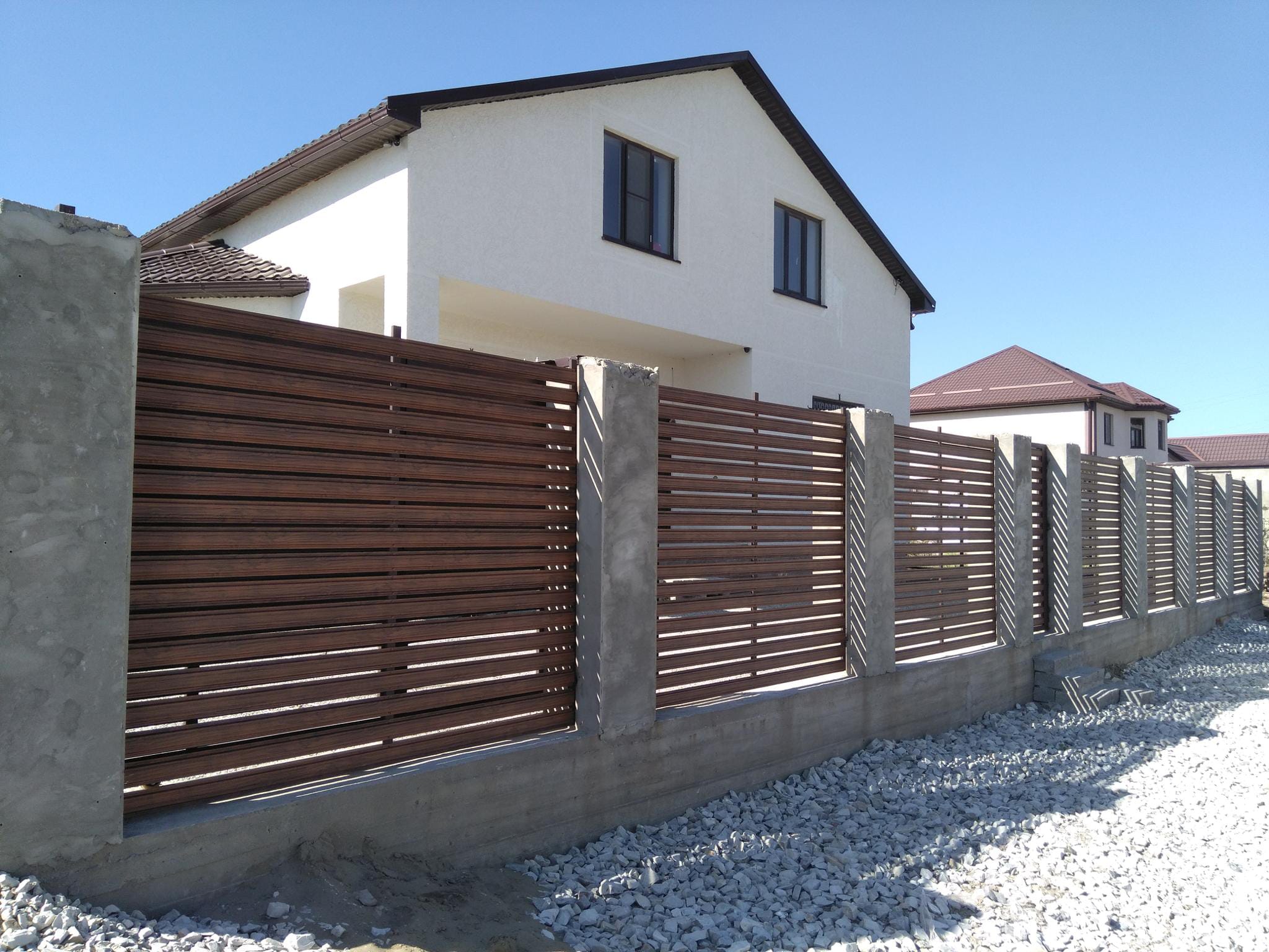 Забор из евроштакетника с кирпичными столбами 102 метра