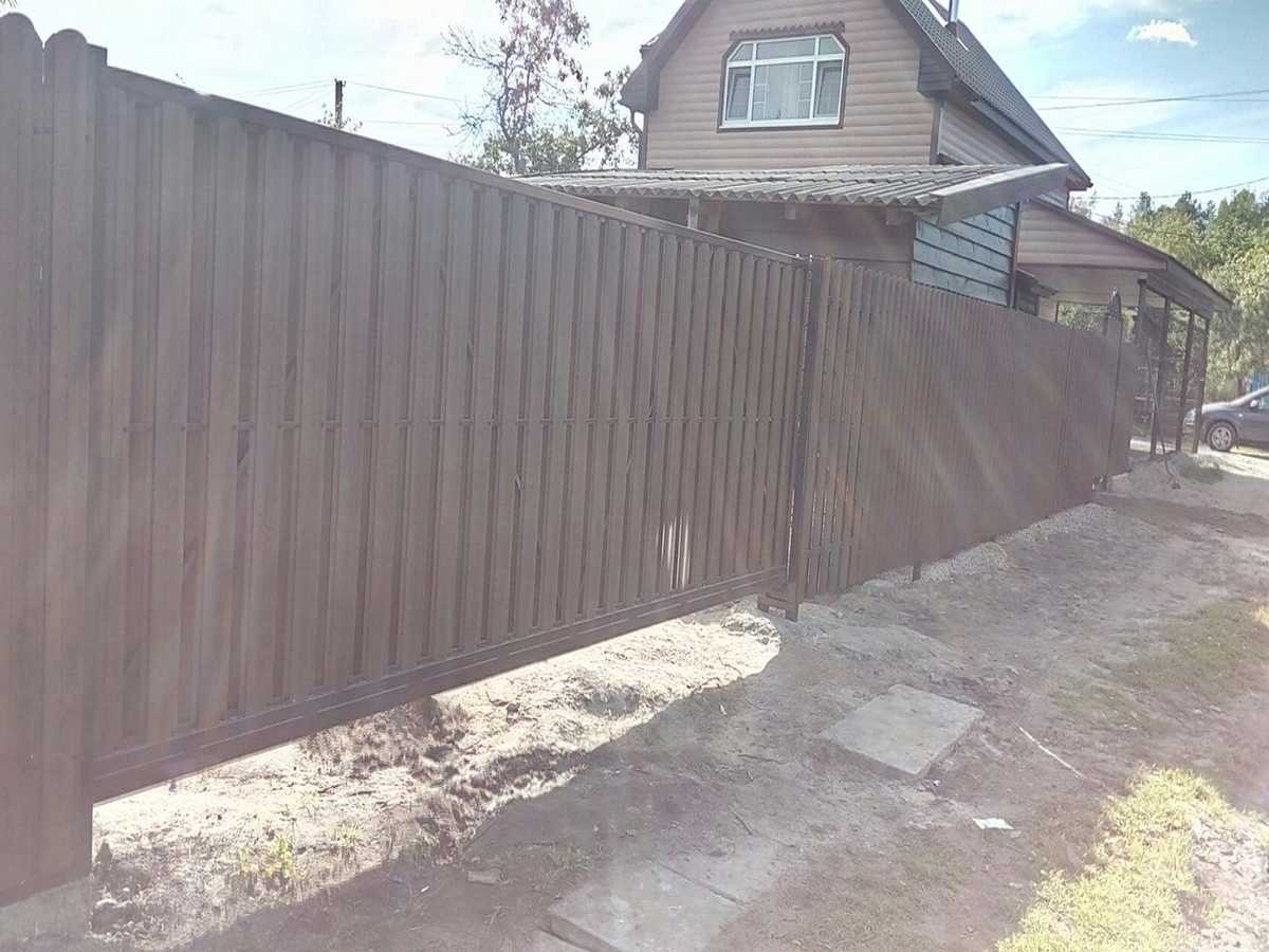 Забор из металлического штакетника под дерево 32 метра