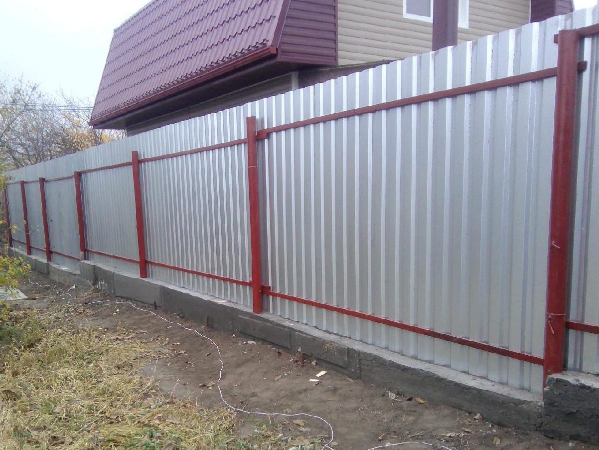 Забор из профнастила на ленточном фундаменте 85 метров