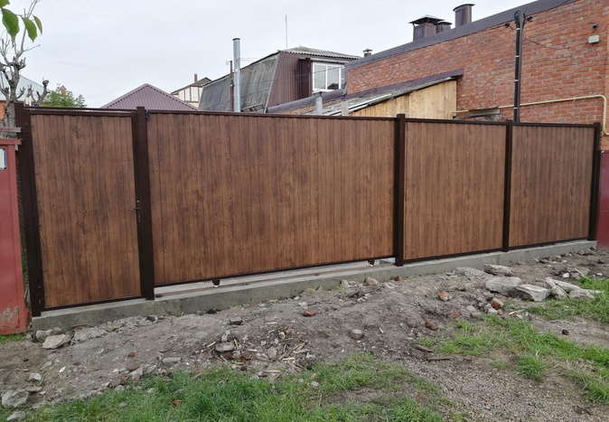 Ворота откатные автоматические из профнастила под дерево