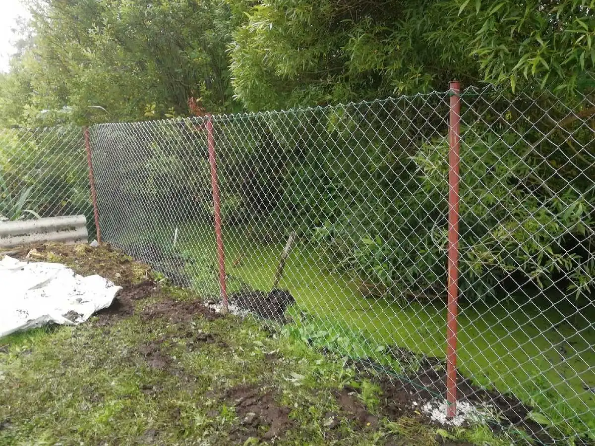 Забор из сетки рабицы в натяг с протяжкой арматуры 100 метров