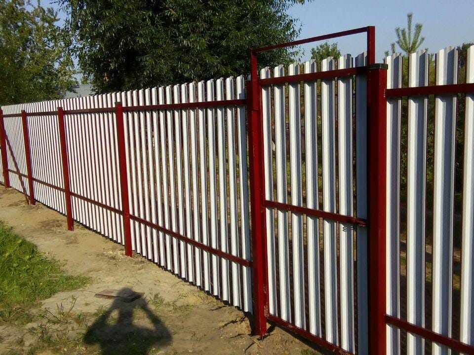 Забор из евроштакетника с забивными столбами 11 соток