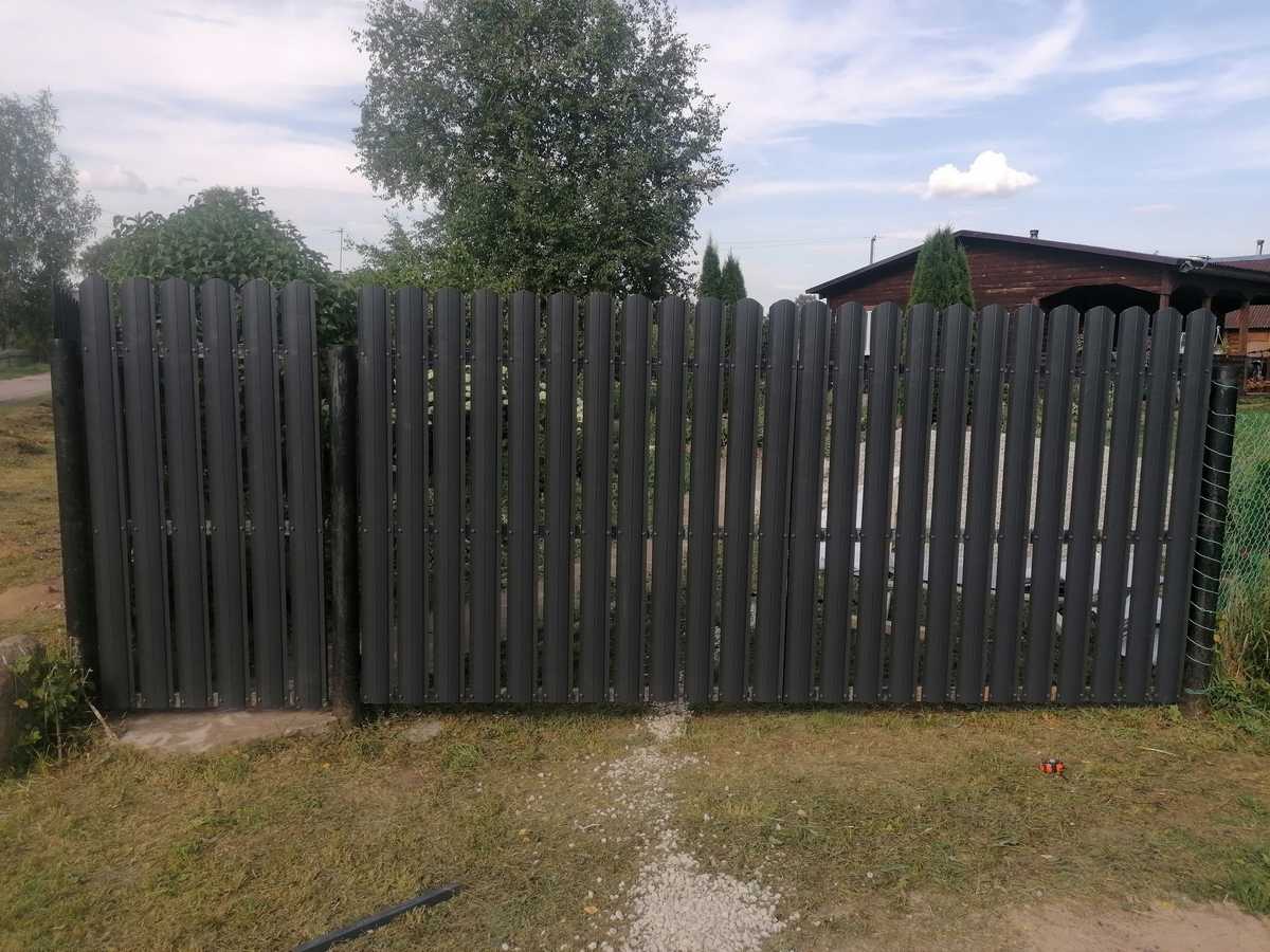 Забор из металлического штакетника на забивных столбах на 8 соток