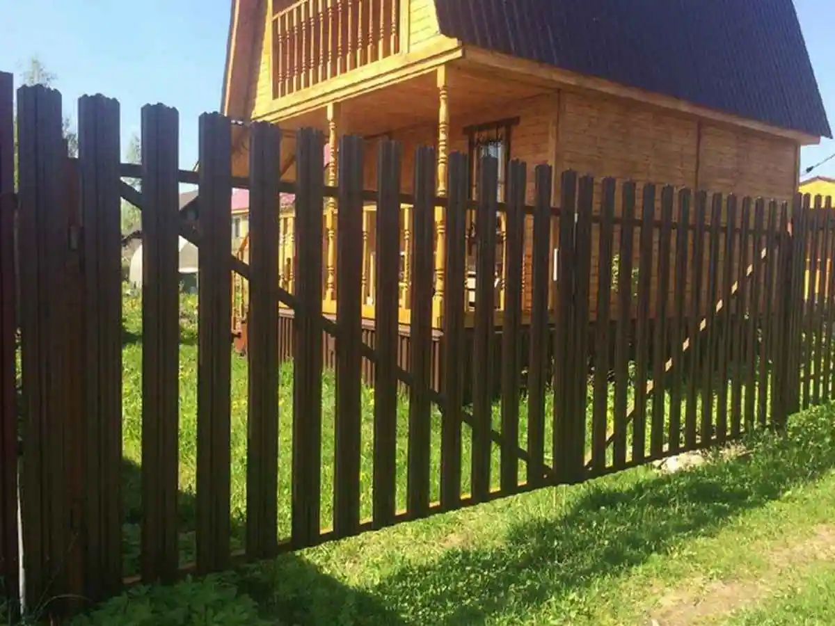 Забор из металлического штакетника с воротами 78 метров