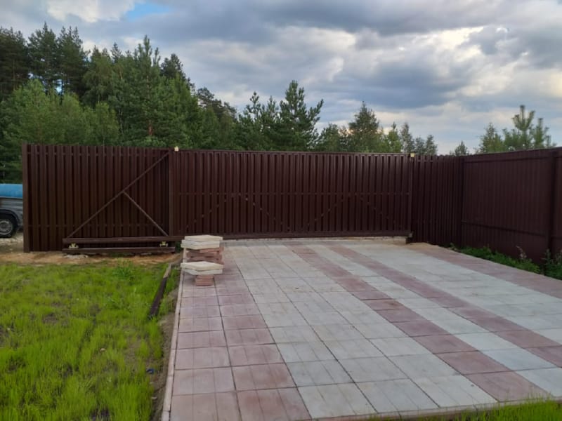 Забор из металлического штакетника коричневый