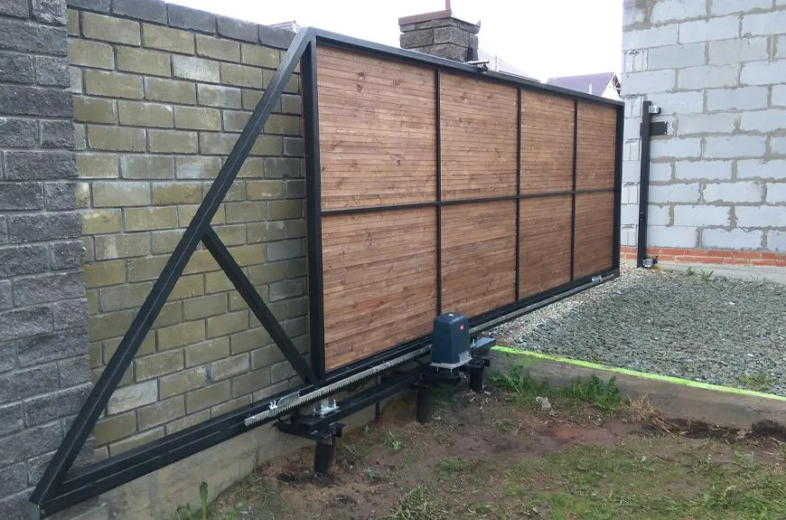 Откатные ворота с дистанционным управлением под дерево