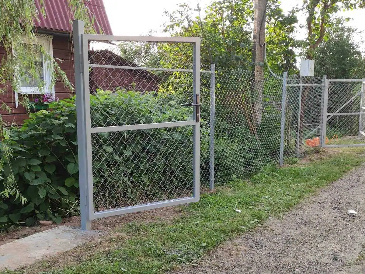 Забор из сетки рабицы в натяг 90 метров